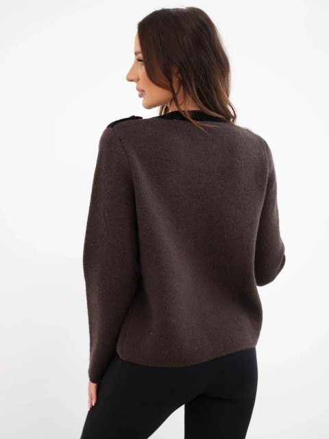 Sweter damski z ozdobnymi guzikami brązowy