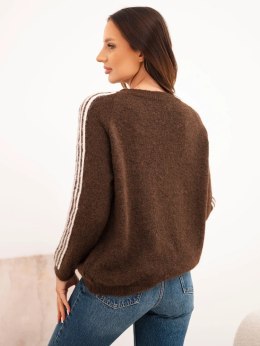 Sweter damski z dodatkiem wełny i moheru z paskami na rękawach brązowy