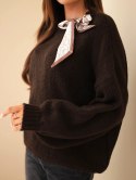 Sweter damski z ozdobnym detalem przy dekolcie brązowy