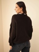 Sweter damski z ozdobnym detalem przy dekolcie brązowy