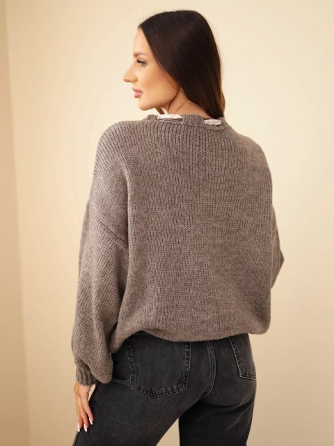 Sweter damski z ozdobnym detalem przy dekolcie fango