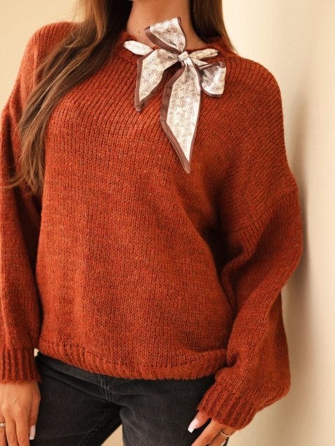 Sweter damski z ozdobnym detalem przy dekolcie rudy