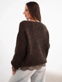 Sweter damski luźny z dodatkiem wełny i koronkową bluzką brązowy