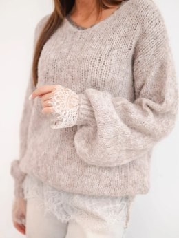 Sweter damski luźny z dodatkiem wełny i koronkową bluzką ciemnobeżowy