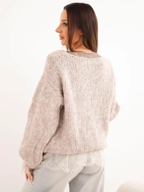 Sweter damski luźny z dodatkiem wełny i koronkową bluzką ciemnobeżowy