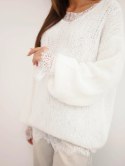 Sweter damski luźny z dodatkiem wełny i koronkową bluzką ecru