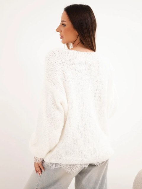 Sweter damski luźny z dodatkiem wełny i koronkową bluzką ecru