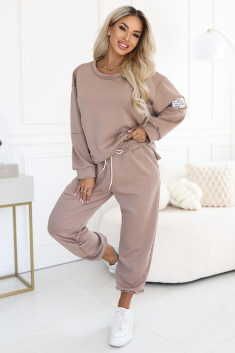 689-1 Komplet dresowy damski z bluzą oversize i spodniami z wiązaniem - cappuccino Numoco basic