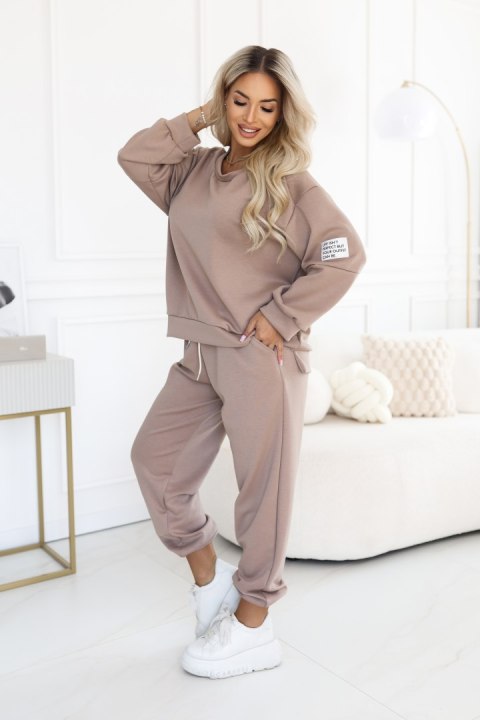 689-1 Komplet dresowy damski z bluzą oversize i spodniami z wiązaniem - cappuccino Numoco basic