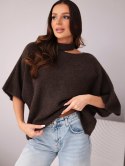 Sweter damski oversize z asymetrycznym dekoltem i półgolfem brązowy
