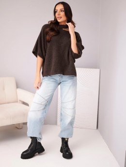 Sweter damski oversize z asymetrycznym dekoltem i półgolfem brązowy