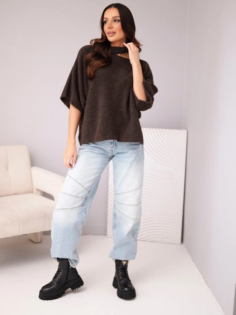 Sweter damski oversize z asymetrycznym dekoltem i półgolfem brązowy