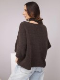 Sweter damski oversize z asymetrycznym dekoltem i półgolfem brązowy