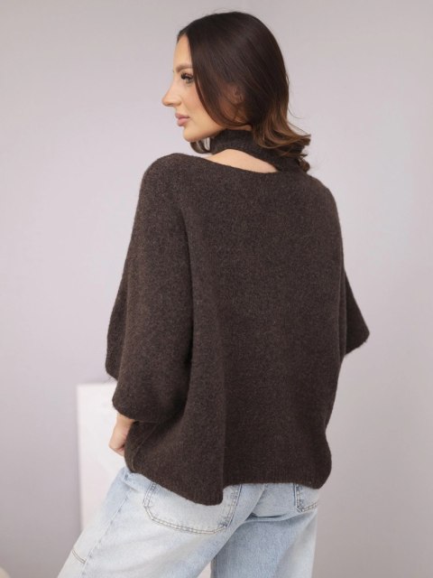 Sweter damski oversize z asymetrycznym dekoltem i półgolfem brązowy