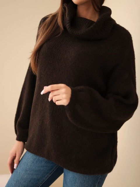 Sweter damski luźny z dodatkiem wełny z golfem brązowy