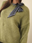 Sweter damski z ozdobnym detalem przy dekolcie oliwkowy
