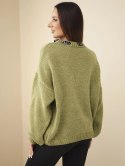 Sweter damski z ozdobnym detalem przy dekolcie oliwkowy