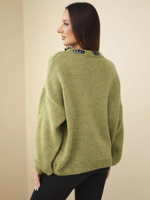 Sweter damski z ozdobnym detalem przy dekolcie oliwkowy
