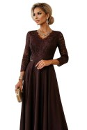 309-14 AMBER elegancka długa koronkowa suknia z dekoltem - czekolada Numoco