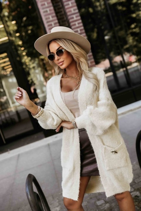 628-1 Modny kardigan oversize z ozdobną broszką i praktycznymi kieszeniami - beżowy Numoco basic