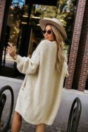 628-1 Modny kardigan oversize z ozdobną broszką i praktycznymi kieszeniami - beżowy Numoco basic