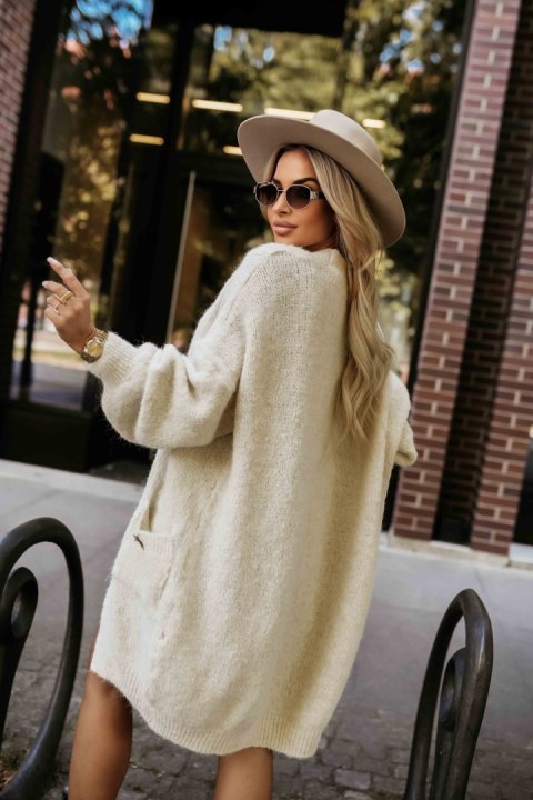 628-1 Modny kardigan oversize z ozdobną broszką i praktycznymi kieszeniami - beżowy Numoco basic
