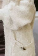 628-1 Modny kardigan oversize z ozdobną broszką i praktycznymi kieszeniami - beżowy Numoco basic