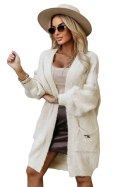 628-1 Modny kardigan oversize z ozdobną broszką i praktycznymi kieszeniami - beżowy Numoco basic