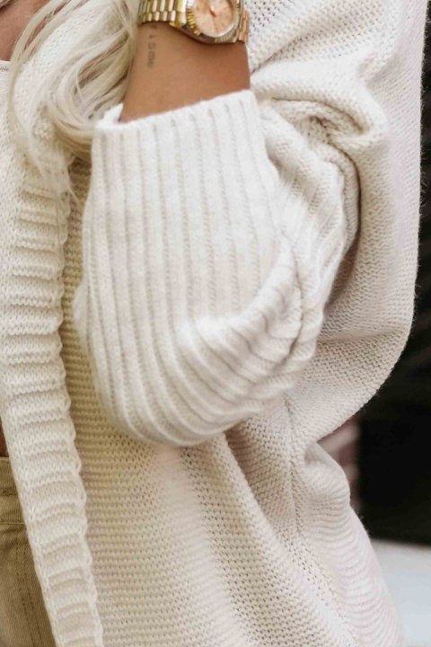 629-1 Wygodny kardigan oversize z kapturem i stylową naszywką - beżowy Numoco basic