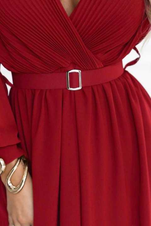 639-1 Elegancka plisowana sukienka maxi z paskiem i kopertowym dekoltem - bordowa Numoco basic