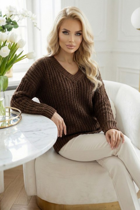 661-2 Ciepły sweter oversize o mięsistym splocie i dekolcie V - czekoladowy Numoco basic